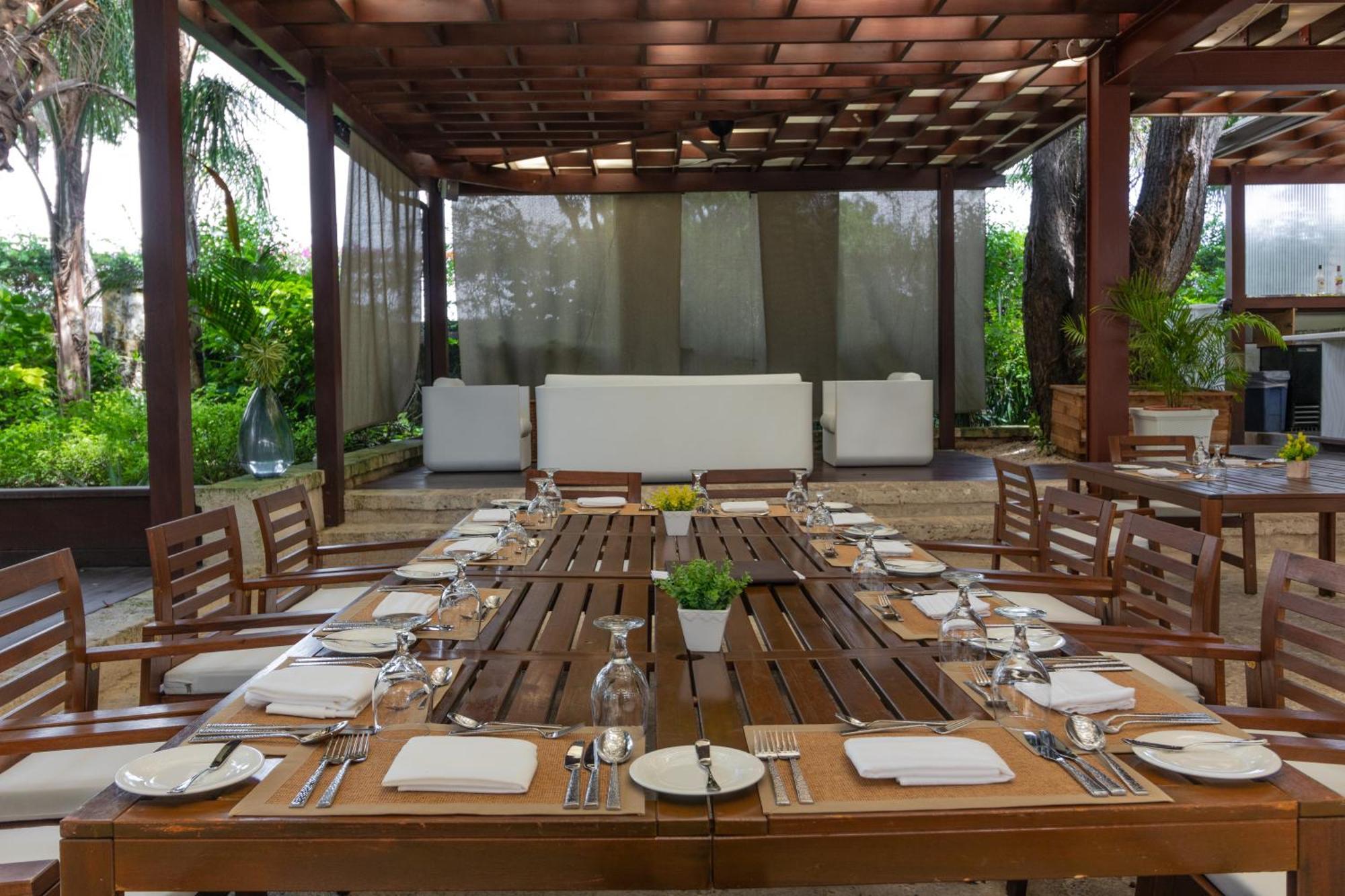 Sweetfield Manor Hotel Bridgetown Bagian luar foto
